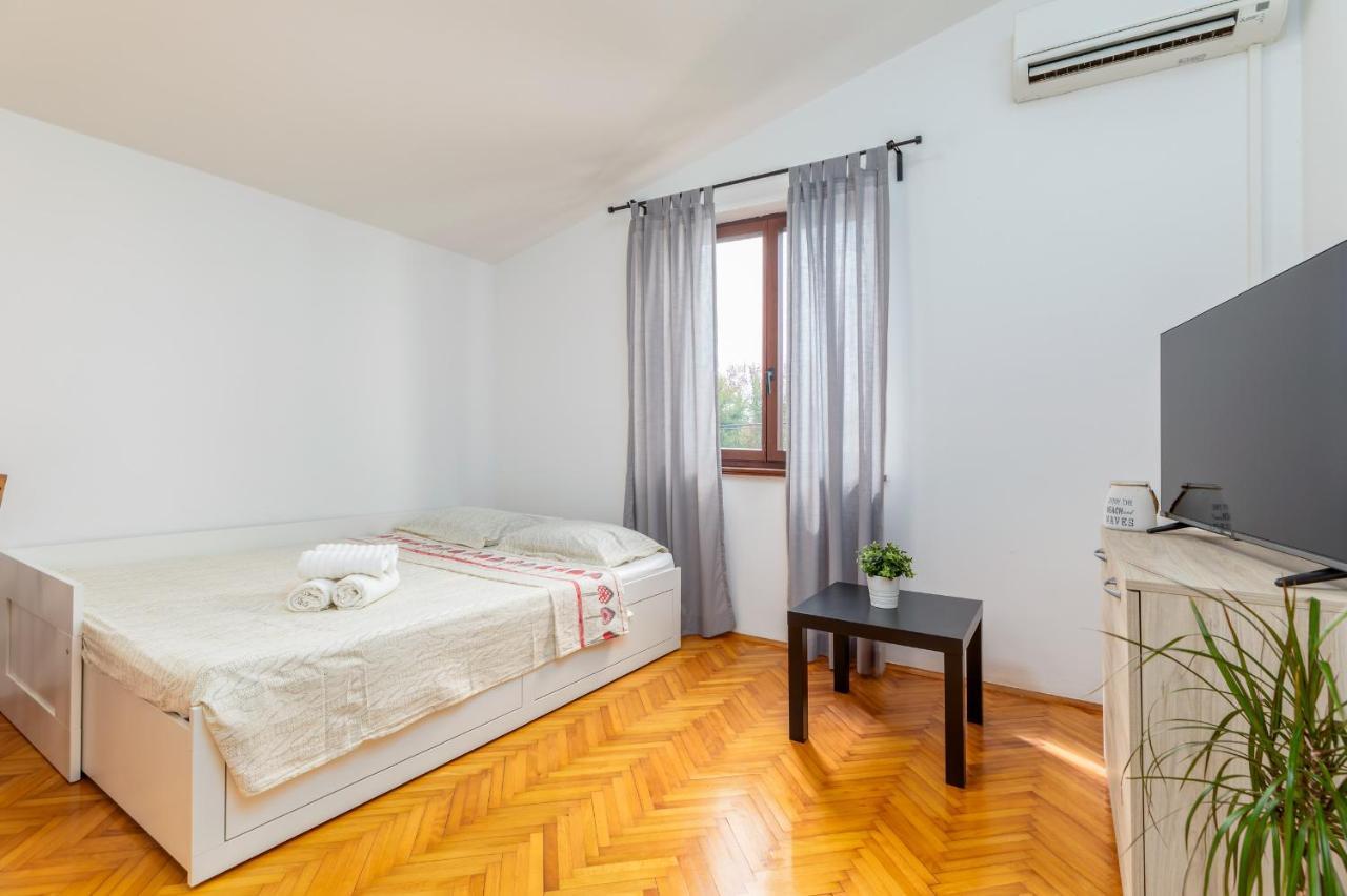 Apartment Tesic Close To The Sea With Shared 4Xbicycles Fažana Exteriör bild