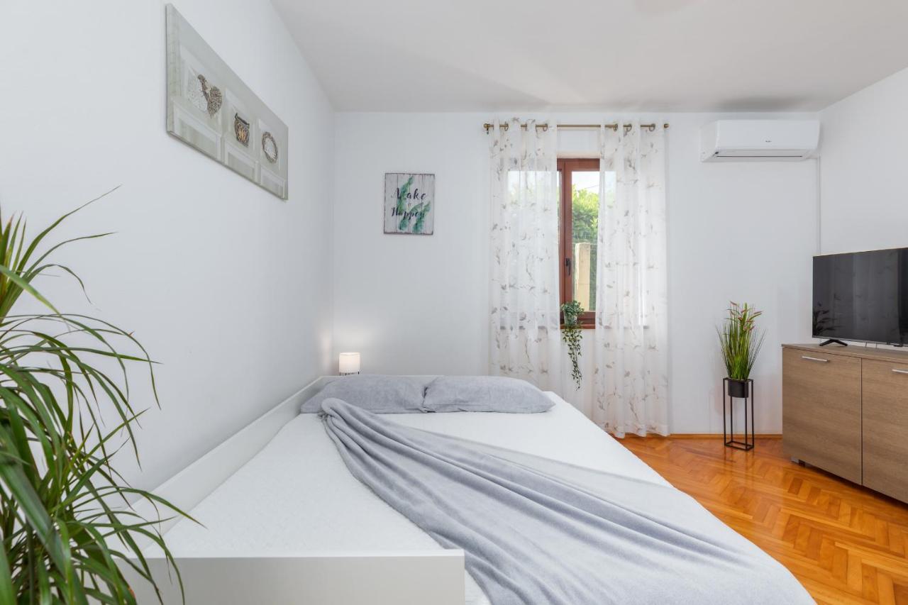 Apartment Tesic Close To The Sea With Shared 4Xbicycles Fažana Exteriör bild
