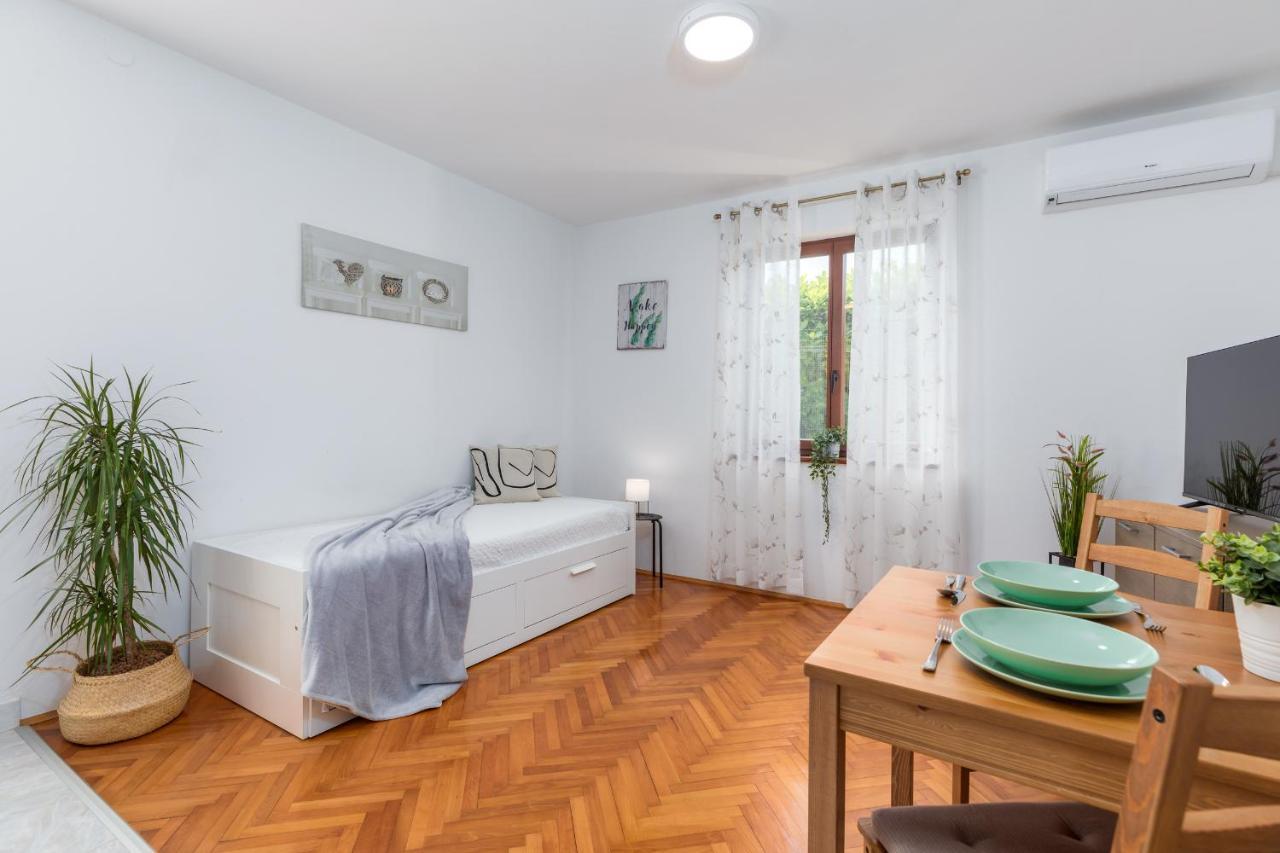 Apartment Tesic Close To The Sea With Shared 4Xbicycles Fažana Exteriör bild